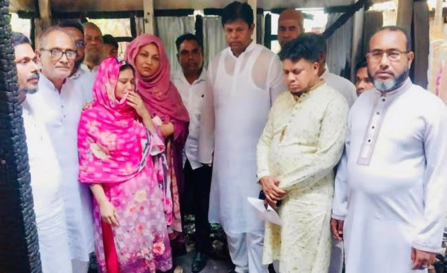 দোহারের কাটাখালিতে অগ্নিকাণ্ডে ক্ষতিগ্রস্ত প্রবাসীর বাড়িতে এমপি আবু আশফাক