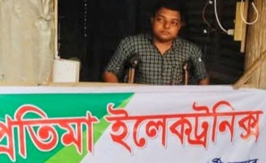 পত্নীতলায় সমাজের বোঝা না হয়ে নিজে কিছু করতে চান পৃথ্বী