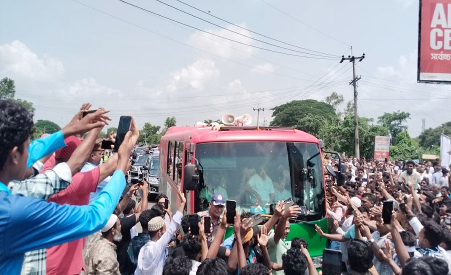 কুমিল্লায় পথে পথে নেতাকর্মীদের ভালোবাসায় সিক্ত প্রধানমন্ত্রী