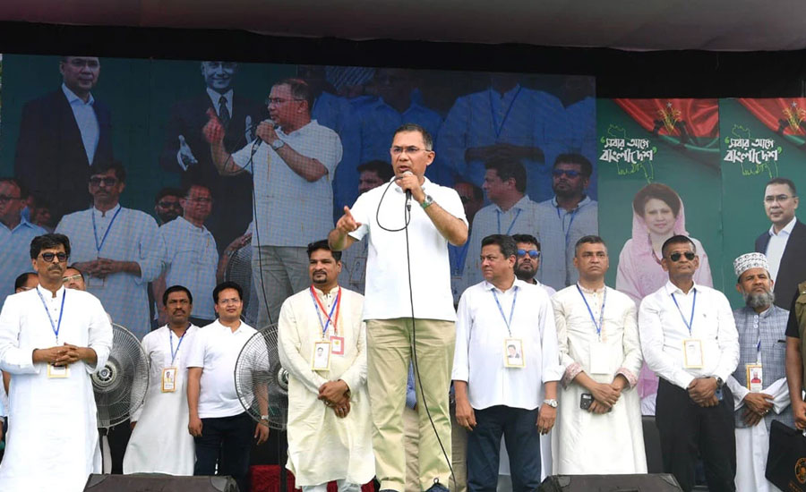  কুমিল্লার বরুড়া উপজেলার লক্ষ্মীপুর বাজার মাঠে পথসভায় বক্তব্য রাখছেন প্রধানমন্ত্রী তারেক রহমান।