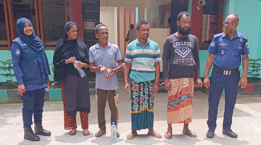 বাগমারায় বাড়িতেই ইয়াবার আসর, তৃতীয় স্ত্রীসহ গ্রেপ্তার সাবেক ইউপি সদস্য