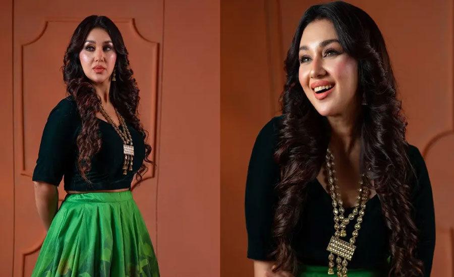 এবার ‘টপস’ পরে নজর কাড়লেন অপু বিশ্বাস