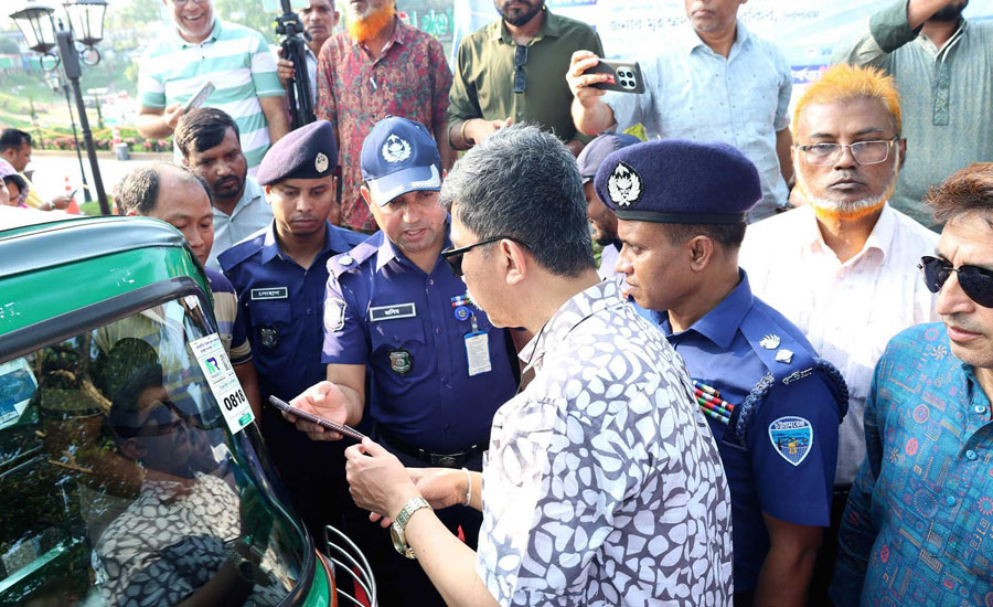 রাঙ্গামাটিতে গাড়ির কিউআর কোড স্ক্যান করলেই মিলবে চালকের সব তথ্য