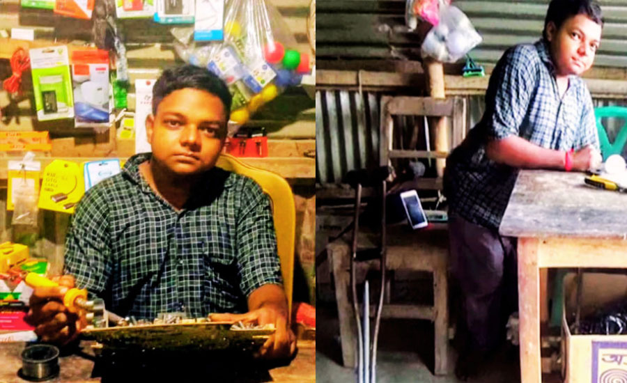 (বামে) নিজের দোকানে মনোযোগ দিয়ে ইলেকট্রনিক্স পণ্য মেরামত করছেন অদম্য তরুণ পৃথ্বী কুমার।  ছবিঃ নতুন সময়