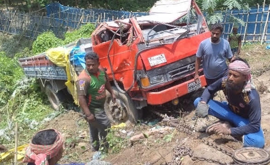 লটাখোলা-মৈনট ঘাট সড়কে খাদে পড়া ট্রাক উদ্ধারে দেশীয় প্রযুক্তির ব্যবহার