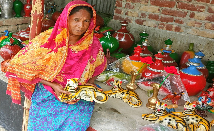 পত্নীতলায় মৃৎশিল্প বিক্রয় করে চলে কহিনুরের সংসার
