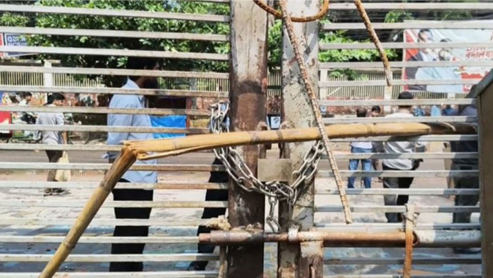 ডুয়েটে চলছে ব্লকেড কর্মসূচি, কাউকে ঢুকতে দিচ্ছেন না শিক্ষার্থীরা