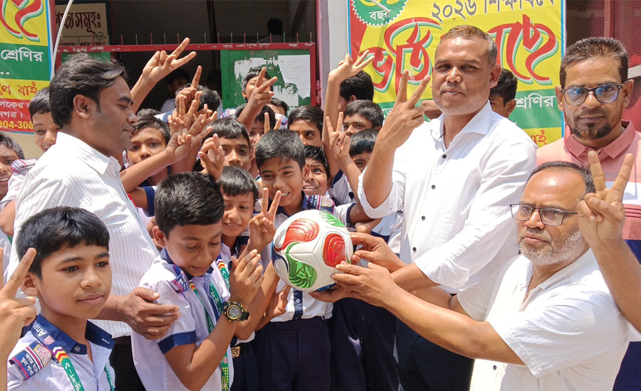 নতুন কুঁড়ি স্পোর্টসের উদ্যোগে শিক্ষার্থীদের মাঝে ফুটবল বিতরণ