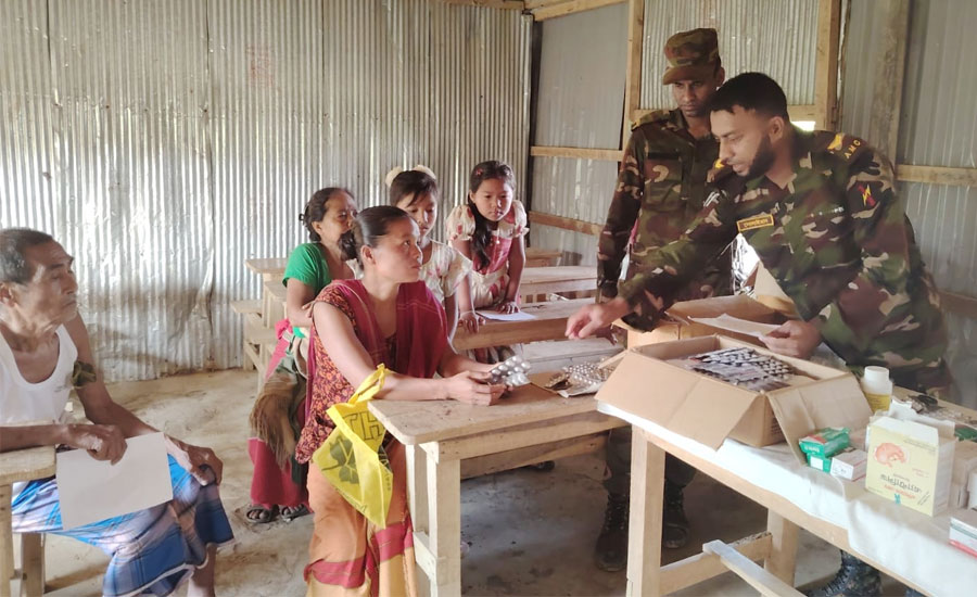 সাজেকে  সেনাবাহিনীর কতৃর্ক বিনামুল্য চিকিৎসা সেবা ও ঐষধ বিতরণ