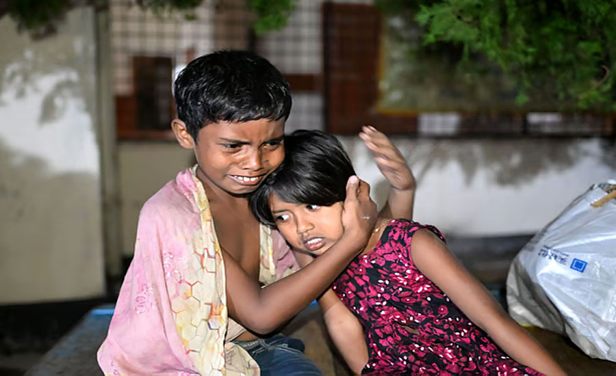 বোনকে বুকে টেনে শান্ত করার চেষ্টা করছিল ভাই। ছবি: সংগৃহীত