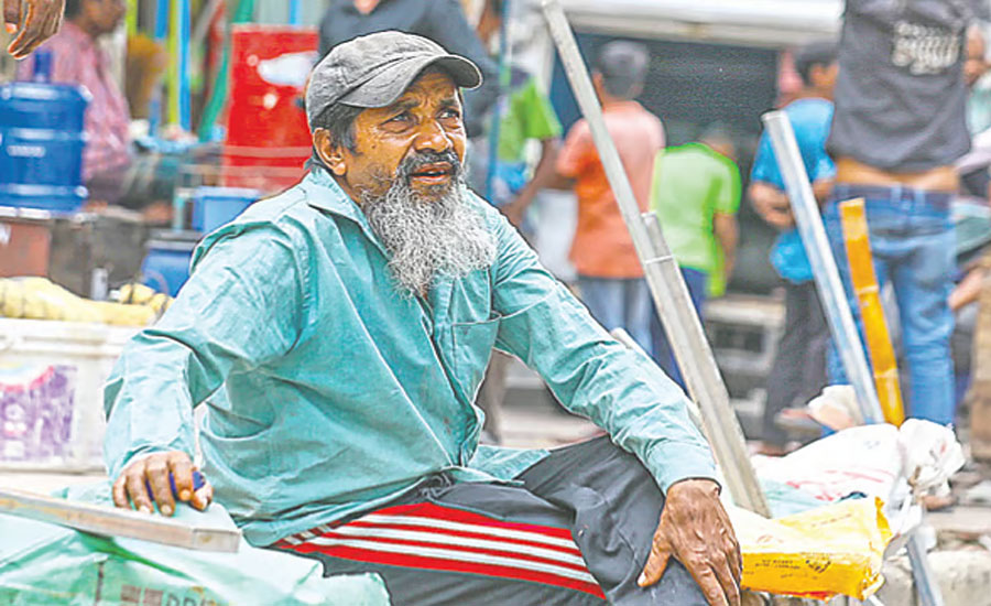শ্রমের হাটে  বিক্রি হওয়ার অপেক্ষায় মানুষগুলো