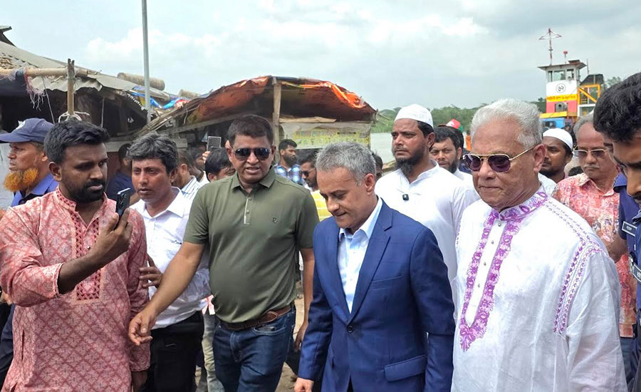 ‘স্বপ্নের সেতু’ নির্মাণ সম্ভাব্যতা যাচাইয়ে গিয়ে অবরুদ্ধ সেতুমন্ত্রী