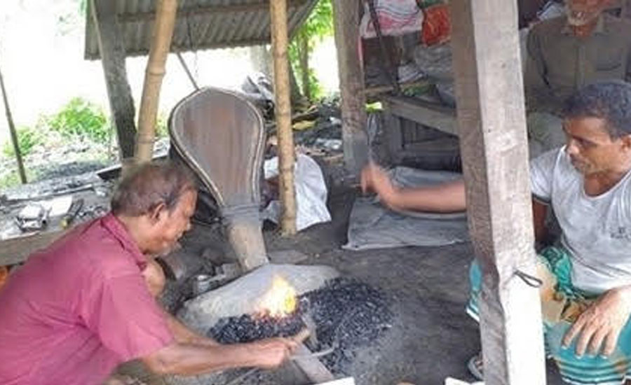 দোহার-নবাবগঞ্জ ও কেরানীগঞ্জে দিন-রাত খাটছেন প্রবীণ-নবীন কারিগরেরা