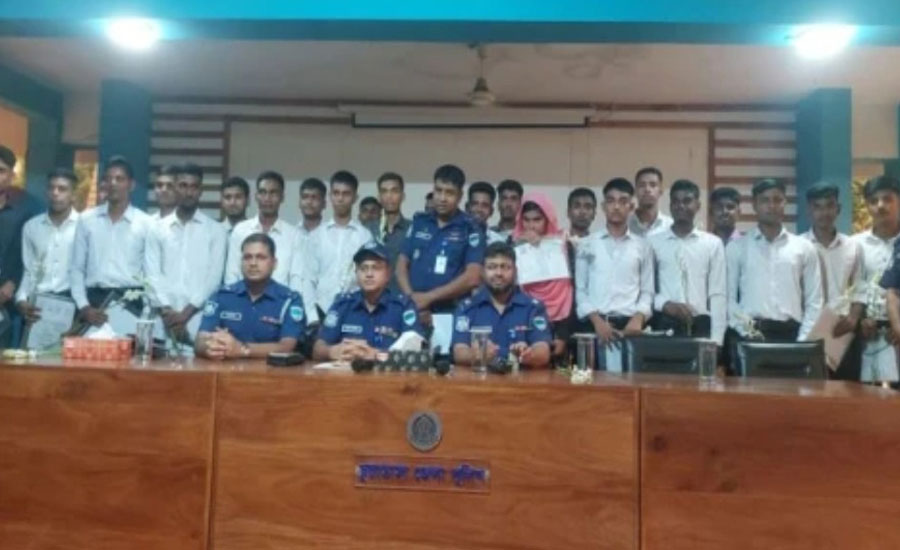 চুয়াডাঙ্গায় ১২০ টাকায় পুলিশে চাকরি পেলেন ২১ তরুণ-তরুণী