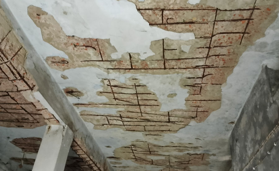 পত্নীতলায় জরাজীর্ণ ভবনে চলছে ডাকসেবা