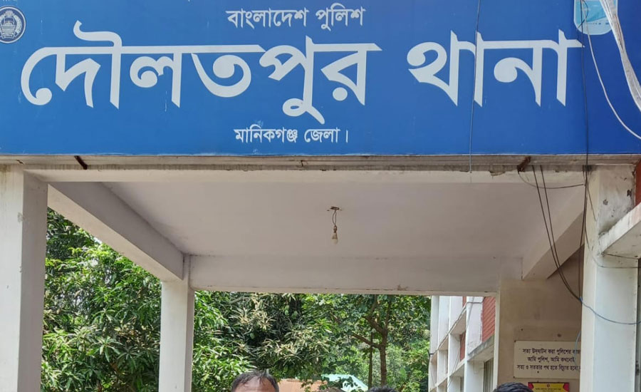 গাঁজাসহ এক মাদক কারবারিকে গ্রেফতার করেছে দৌলতপুর থানা পুলিশ
