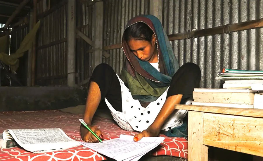 পায়ের ছাপ : ২ হাতহীন আয়েশার মাস্টার্স পাসের অবিশ্বাস্য গল্প