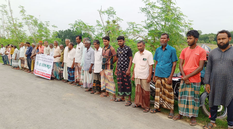 বাগমারায় লীজের মেয়াদ শেষেও দীঘি দখলে রাখার অভিযোগ, মানববন্ধনে ক্ষোভ