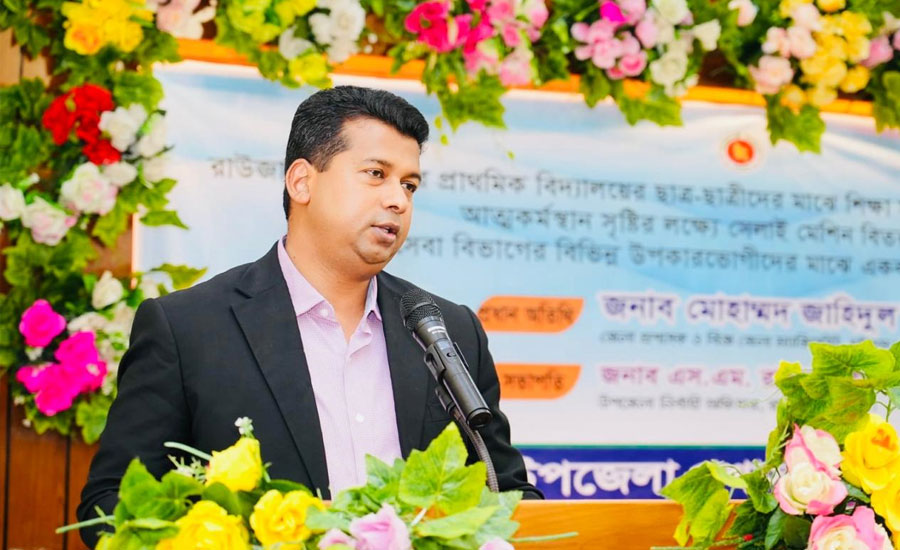 মাছ না মিললে চালও জোটে না: হালদা পাড়ে সেলাই মেশিনে নতুন স্বপ্ন, পাশে ডিসি জাহিদ