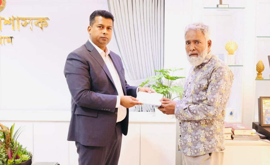 শত ব্যস্ততার মাঝেও মানবিকতার আলো ছড়াচ্ছেন চট্টগ্রামের ডিসি জাহিদ