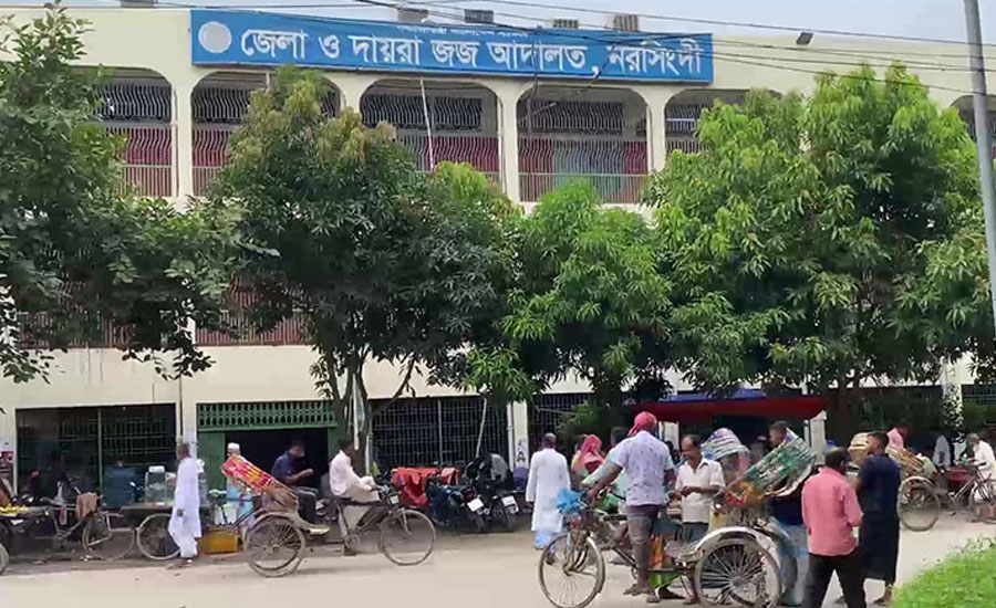 নরসিংদী আদালত প্রাঙ্গণে মামলার বাদী সাংবাদিককে প্রাণ নাশের হুমকী