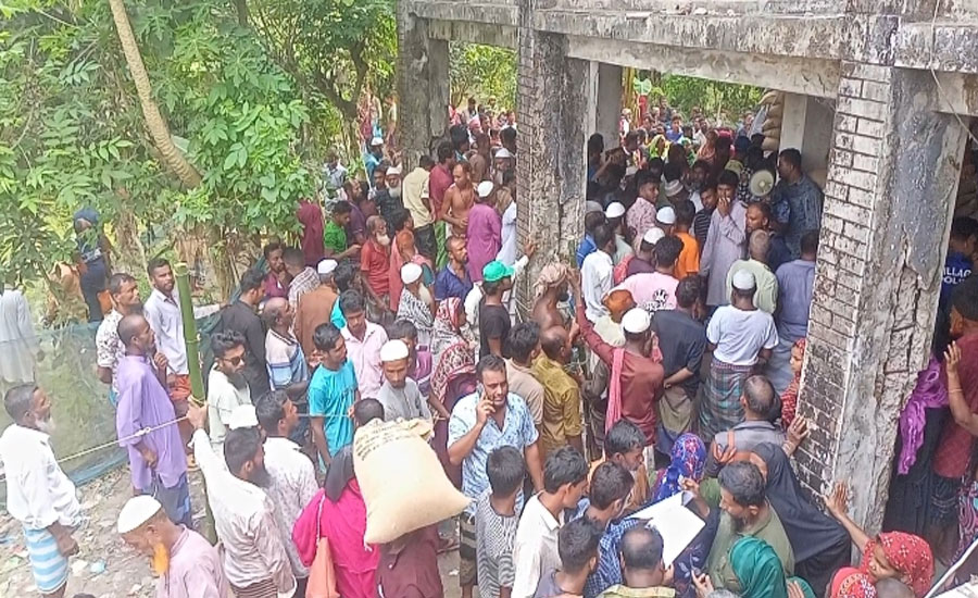 ইউপি সদস্যদের সম্মানি ভাতা ও জেলেদের টাকায় চালের পরিবহন খরচ মেটালেন চেয়ারম্যান 