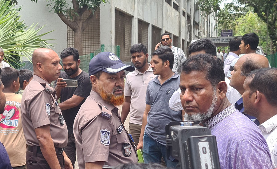 আদালতে হাজিরা দিতে আসা বিএনপি নেতাকে লক্ষ্য করে গুলি