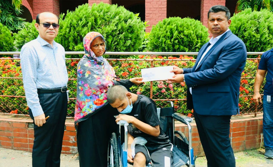 ডিসি জাহিদের দেয়া হুইলচেয়ারের চাকা ঘুরতেই বদলে গেল প্রতিবন্ধী শওকতের পৃথিবী