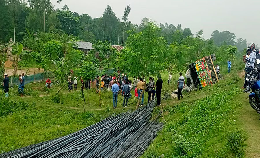 টাঙ্গাইলে নিহতরা পেশায় হকার, ঈদে বাড়ি ফিরতে উঠেছিলেন রডের ট্রাকে