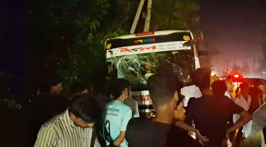 চট্টগ্রামে বাস-লেগুনার মুখোমুখি সংঘর্ষ, ব্যাপক হতাহতের শঙ্কা