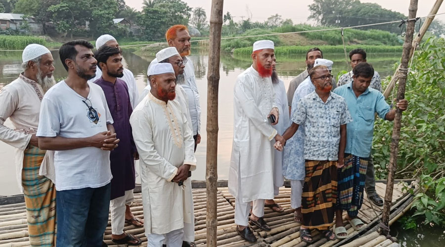 বাগমারার দহের ঘাটে ব্রিজ নির্মাণে জটিলতা নিরসনে এমপি ডাঃ আব্দুল বারীর পরিদর্শন