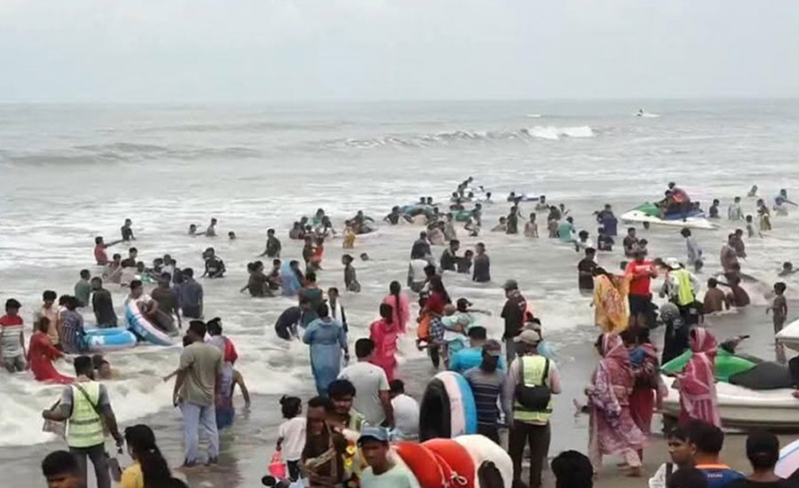 পর্যটকদের কোলাহলে মুখরিত সমুদ্র সৈকত