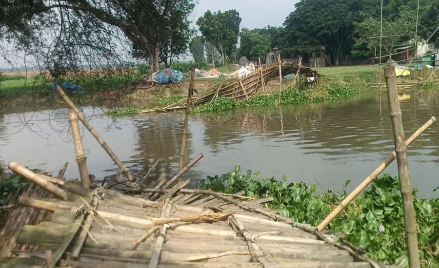 সিংড়ায় একটি বাঁশের সাঁকোর উপর নির্ভরশীল হাজারো মানুষ 