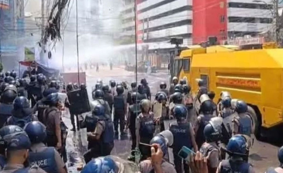 ইসলামী ব্যাংকের সামনে পুলিশের লাঠিচার্জ ও টিয়ারগ্যাস নিক্ষেপ