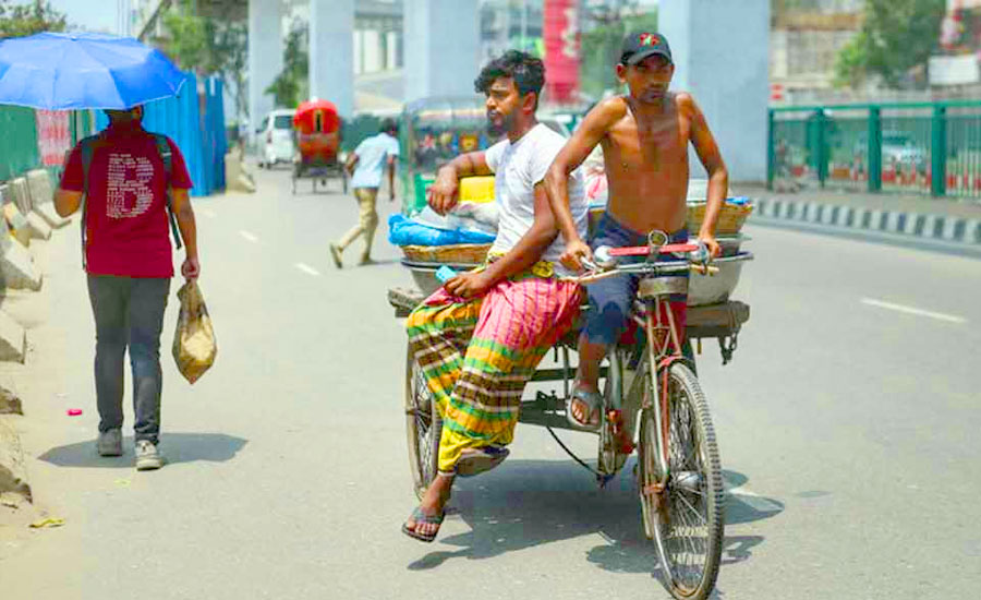 তাপে পুড়ছে ৪০ জেলা, বিপর্যস্ত জনজীবন