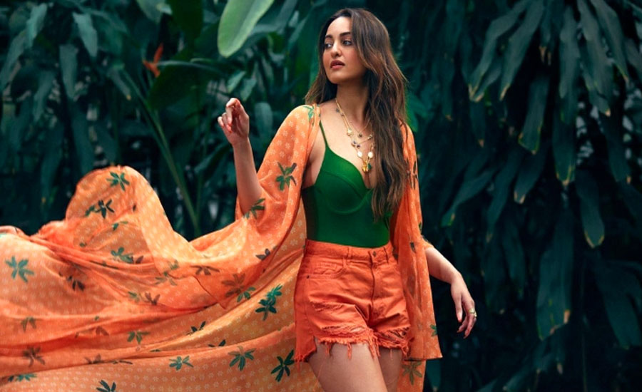 বাড়ির নাম রামায়ণ রাখা নিয়ে বিতর্ক, কটাক্ষের মুখে সোনাক্ষী