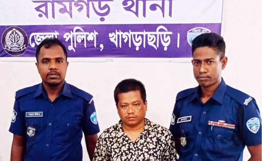 রামগড়ে অনলাইন জুয়া পরিচালনার অভিযোগে আটক ১