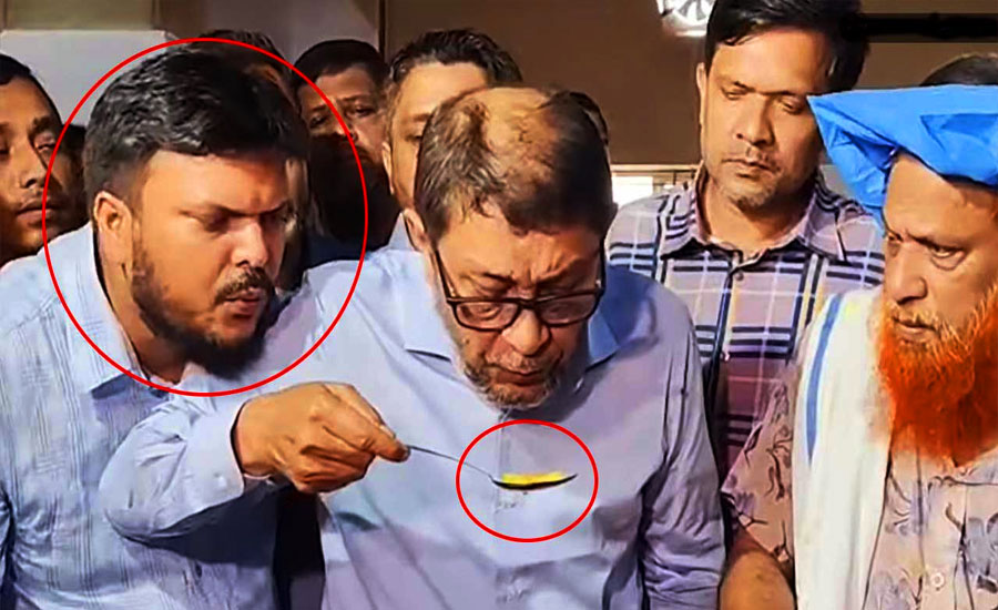 খাবার মুখে দেওয়ার সময় স্বাস্থ্যমন্ত্রীর চামচে ফুঁ দেওয়া লোকটি কে
