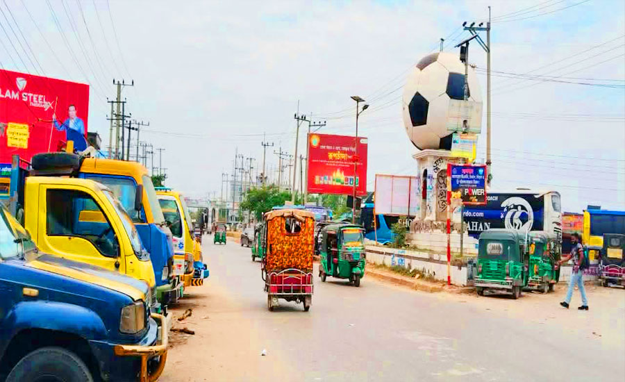 রামুতে প্রধান সড়কে গাড়ি পার্কিং , বাড়ছে দূর্ঘটনা ও দুর্ভোগ 