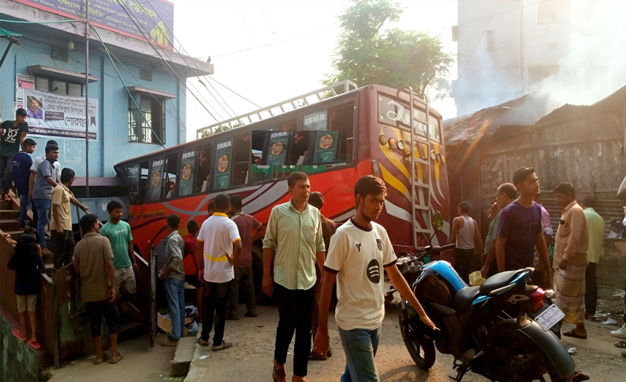 রাঙ্গামাটিতে নিয়ন্ত্রণ হারিয়ে অটোরিকশা শ্রমিক ইউনিয়ন ভবনে বাসের ধাক্কা, আহত ২
