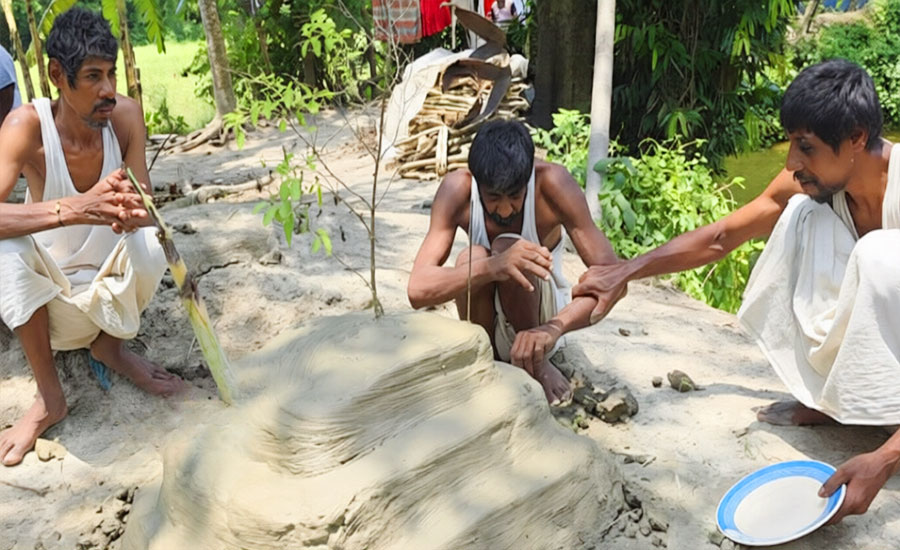ক্ষুধার জ্বালায় মায়ের সমাধিতে গিয়ে তিন ভাইয়ের খাবার চাওয়ার আকুতি
