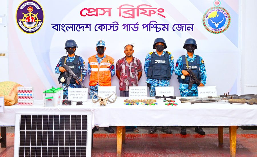 সুন্দরবন থেকে অস্ত্র ও গোলাবারুদসহ করিম শরীফ বাহিনীর সদস্য আটক