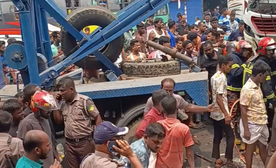 গাজীপুরে দুই বাসের চাপায় অটোরিকশা দুমড়ে-মুচড়ে নিহত ২, মহাসড়কে দীর্ঘ যানজট