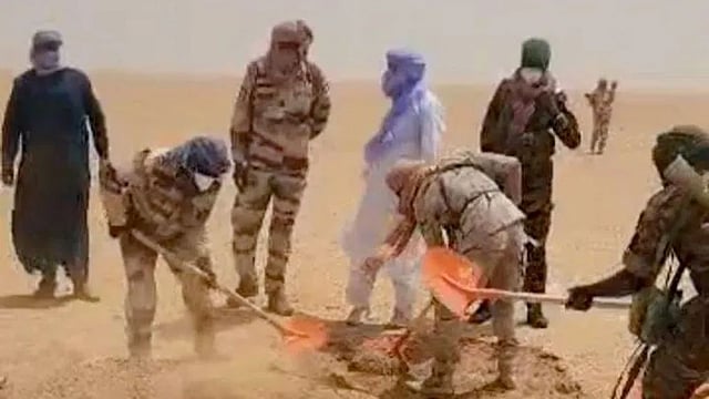 সাহারা মরুভূমিতে বিকল ট্রাক, পিপাসায় ৪৯ জনের মৃত্যু  
