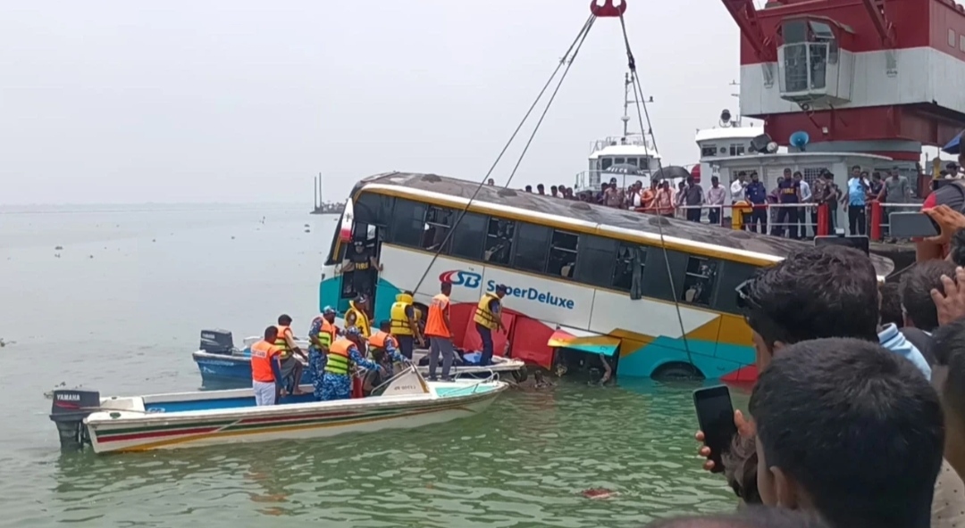 যাত্রী নিরাপত্তা নির্দেশনা মেনে চলায় ফেরিঘাট দুর্ঘটনায় প্রাণরক্ষা