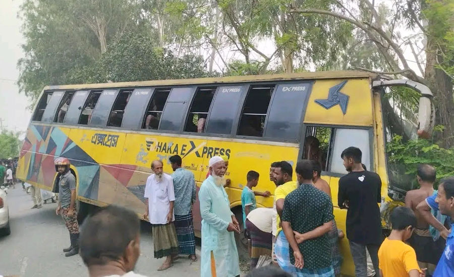 বেলকুচিতে বাস-অটোভ্যান সংঘর্ষে নিহত ৩, আহত ১