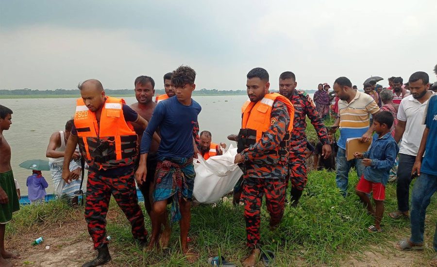 চরভদ্রাসনে ট্রাক্টরসহ পদ্মা নদীতে পড়ে চালকের মৃত্যু