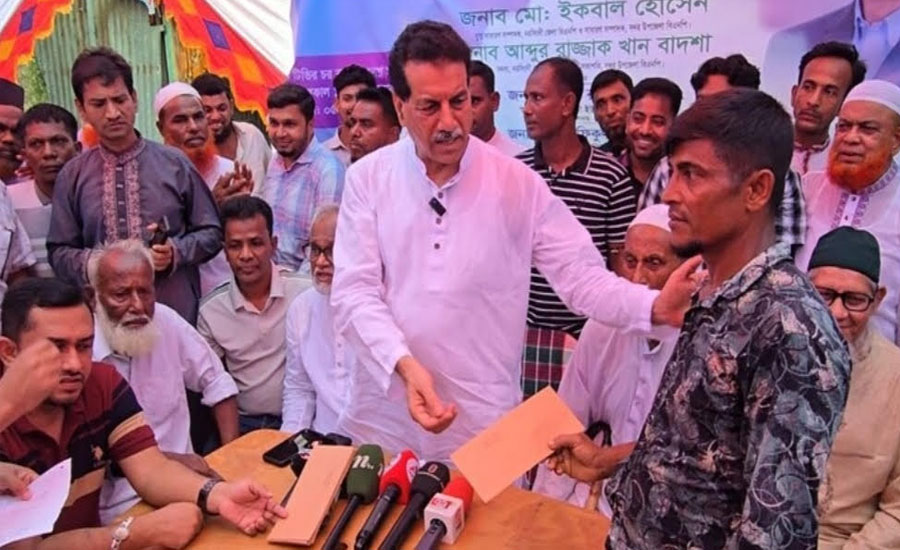 নরসিংদী চরাঞ্চলে সরকারি সহায়তার চেক বিতরণ করেন: খায়রুল কবীর খোকন