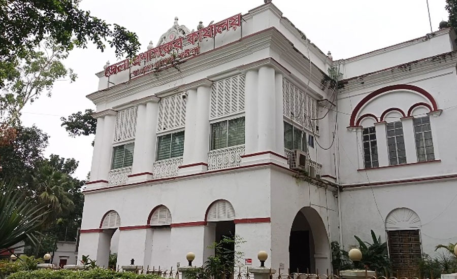 গাজীপুরের রাজবাড়ি ডিসি কার্যালয়ের দেয়ালে গ্রিল কেটে তৈরি ‘পাখির কুঠরি’, ব্যতিক্রমী উদ্যোগে প্রশংসার ঝড়