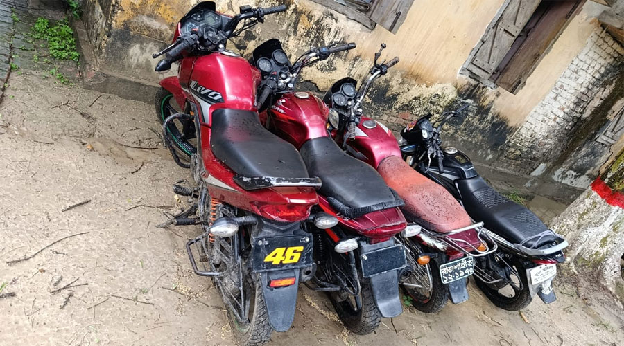 বাগমারায় মাদক ব্যবসায়ীর বাড়িতে পুলিশের অভিযান, উদ্ধার ৪ মোটরসাইকেল